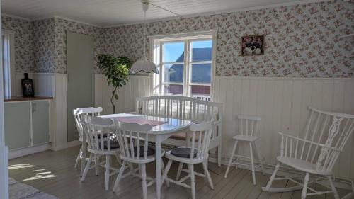 Nora Municipality House | Villa Sakis - Historic Swedish Farm Cottage - Lake Sauna