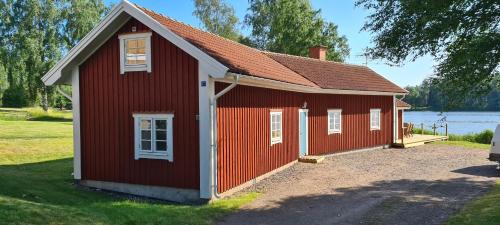 Svarta Villa | Villa Sjötullen med underbar sjötomt