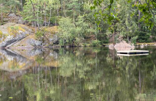 Bollmora Villa | Villa Trollbäcken med bastu, värmegolv, öppen spis