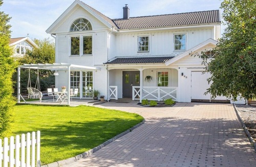 Danderyd Villa | Villa with Pool & Sauna - 5 min walk to the water