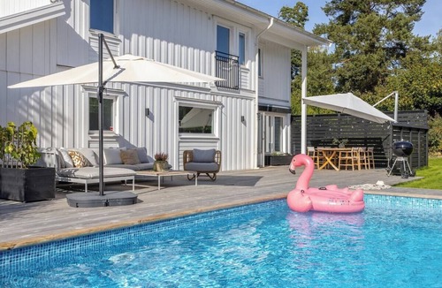 Danderyd Villa | Villa with Pool & Sauna - 5 min walk to the water