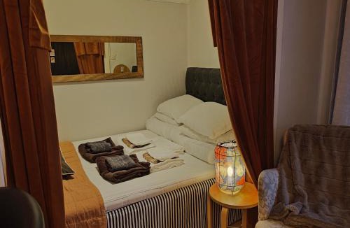 Umea Apartment | Vindslägenhet med badkar & alkov Centralt - Anna Josefinas Stay