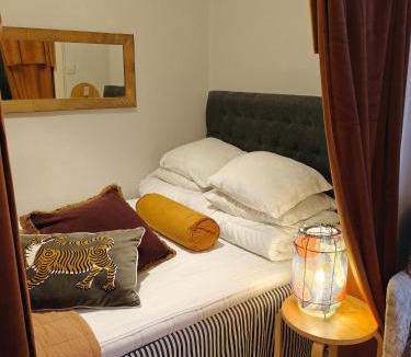 Umea Apartment | Vindslägenhet med badkar & alkov Centralt - Anna Josefinas Stay