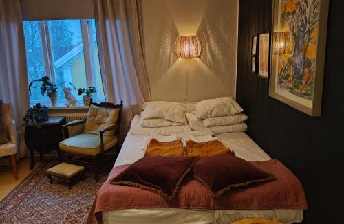 Umea Apartment | Vindslägenhet med badkar & alkov Centralt - Anna Josefinas Stay