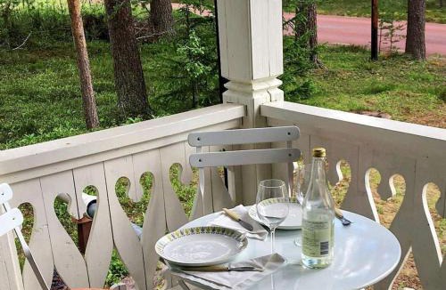Stoten House | Vintage Forest Retreat-By Traum