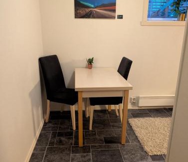 Tromso Apartment | Warm and cozy apartment in Tromsø, free parking and near both airport, nature and busses