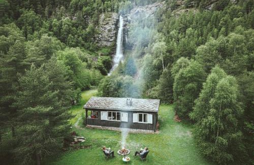 Sel House | Waterfall Retreat