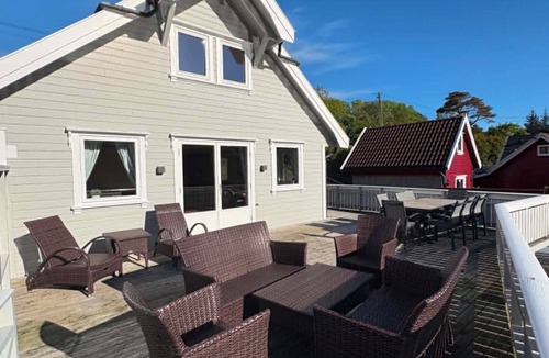 Flekkerøy Cabin | Waterfront 4-bedroom cabin in Flekkeroy, Kristiansand perfect for your getaway