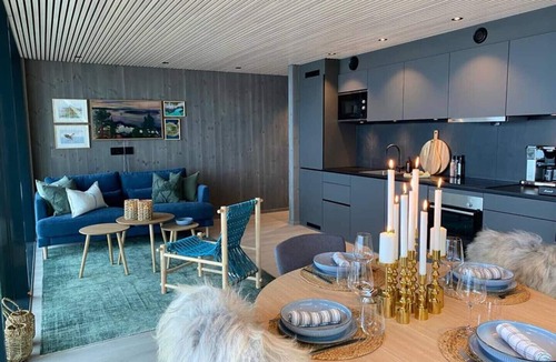 Henningsvaer Apartment | Waterfront apartment with panoramic sea view