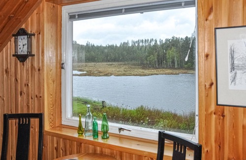 Saxan Apartment | Welcome to Saxån and this idyllically located vacation home right by the lake.