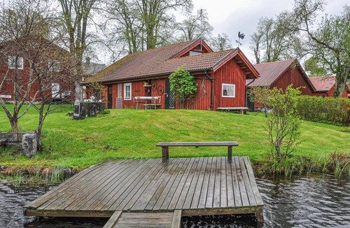 Saxan Apartment | Welcome to Saxån and this idyllically located vacation home right by the lake.