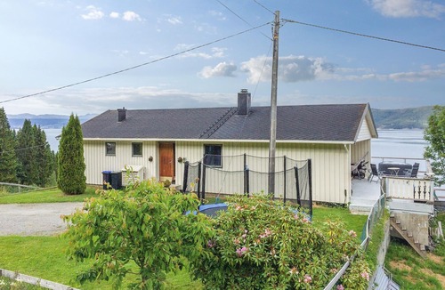 Vestnes House | Welcome to this beautiful cottage in Vågstranda.