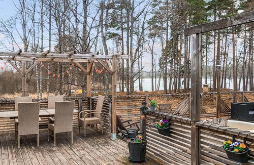 Jarlasa House | Welcome to this inviting cottage in a wonderful location on the lake.