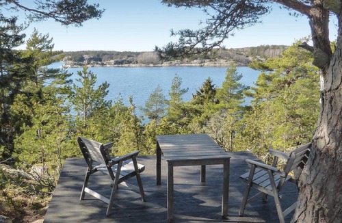 Stromstad House | Welcome to this lovely cottage 6 km from Strömstad, and only 150 m from the sea.