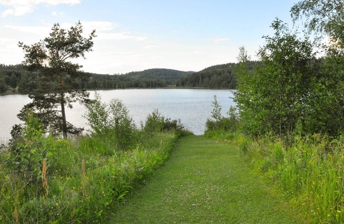 Kil House | Welcome to this white pearl on Norra Ringstadtjärnen lake.