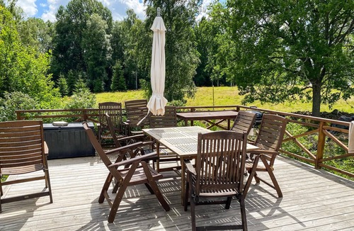 Tranas House | Welcome to your family vacation Tranås on your property on the lake with two houses.