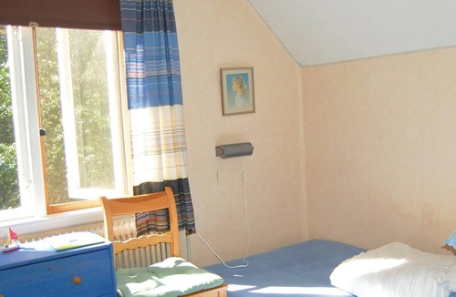 Rockneby House | Well-maintained holiday home with a glass veranda, only 40 metres from the beautiful Kalmarsund and