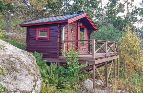 Grodinge House | With a panoramic view of the sea, this fine vacation home in Grödingen awaits you.