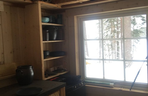 Gallo Cabin | Wolverine lake cabin. Romatic log cabin is completely offgrid