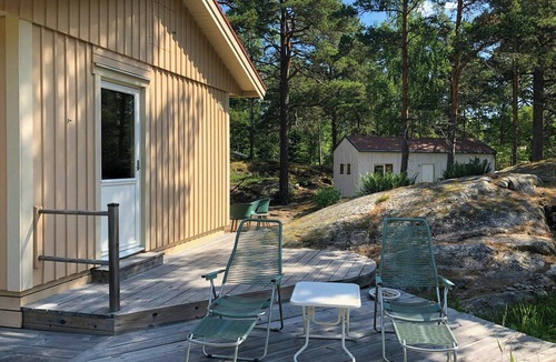 Nynashamn House | Wooden house with three patios on Torö
