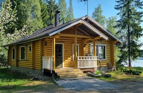 Hiukkajoki House | Yellow vacation home