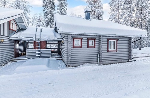 Akaslompolo House | Ylläksen tunturihonkamaja 5 by Interhome