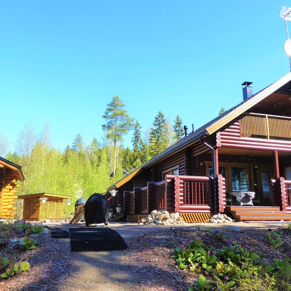 Cozy 5-star log cabin right on the lake. Boats, Bikes, Skis, Saunas, Wood-Burning Stoves in Voipala