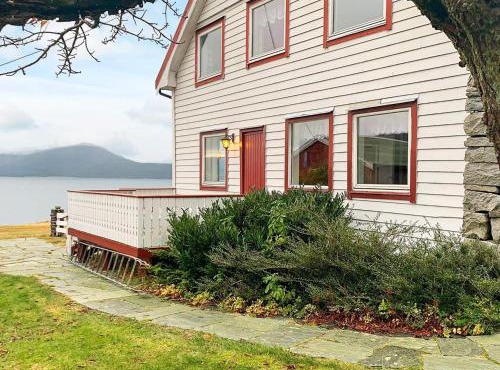 10 person holiday home in Brekke