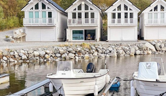 10 person holiday home in Brattvåg