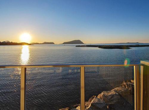 10 person holiday home in Brattvåg
