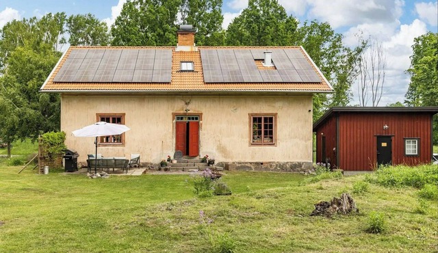 19th-century workers' cottage with copper bath