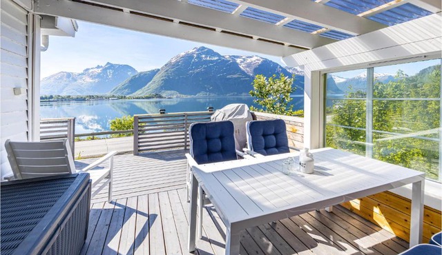 2 Bedroom Awesome Home In Isfjorden