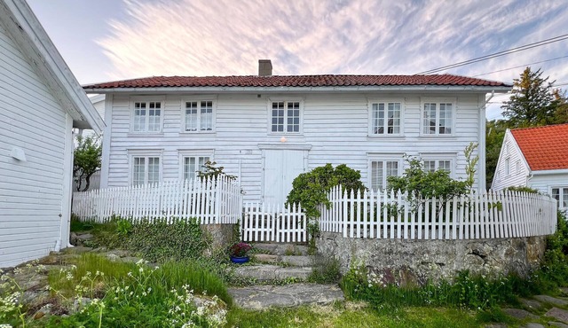 2 bedroom awesome home in Farsund