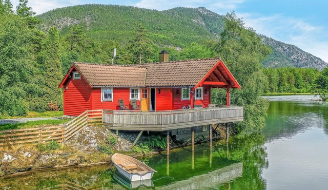 2 bedroom awesome home in Sandane