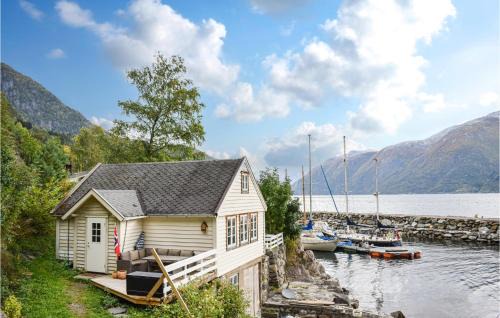 2 Bedroom Beach Front Home In Vallavik