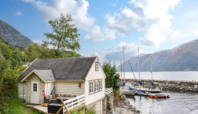 2 bedroom beach front home in Vallavik