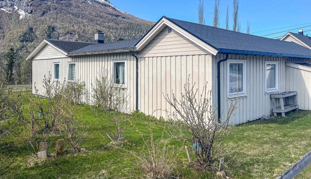 2 bedroom lovely apartment in Eresfjord
