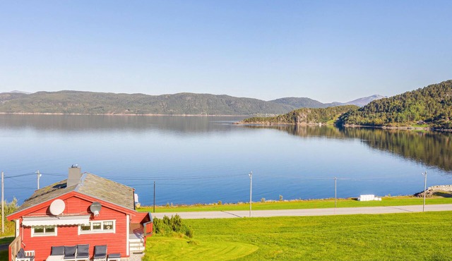 2 bedroom lovely home in Vågstranda