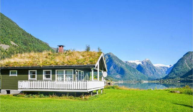 2 Bedroom Lovely Home In Fjærland