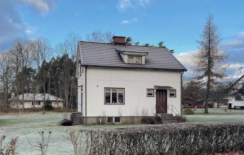 2 Bedroom Lovely Home In Grimsås