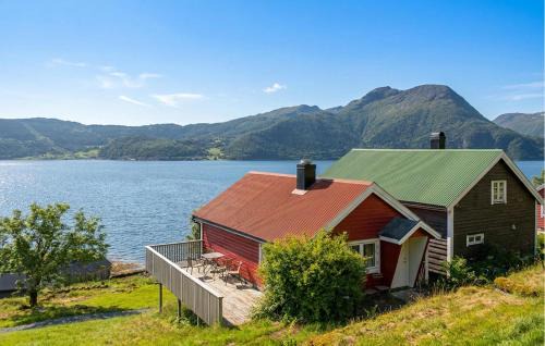 2 Bedroom Stunning Home In Davik
