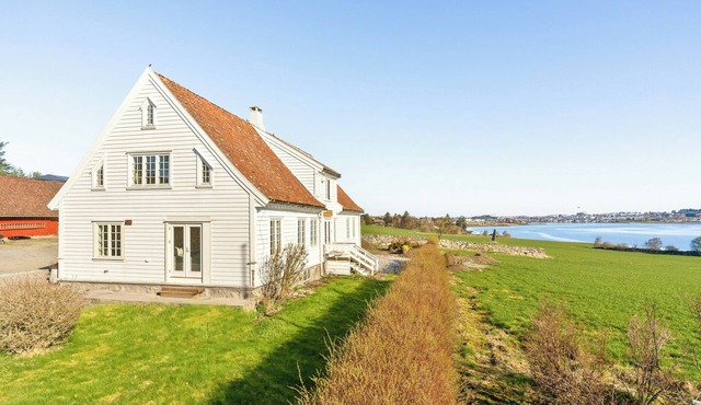 200-year-old timber house by the sea in Tananger