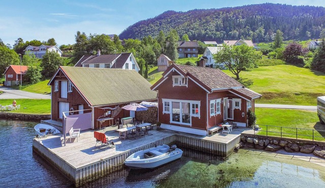 3 bedroom beach front home in Erfjord