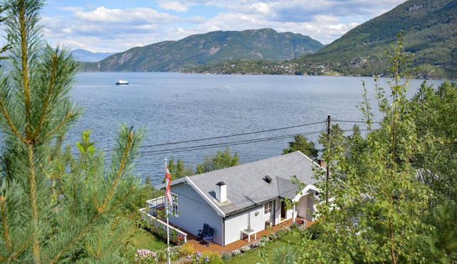 3 bedroom beach front home in Jondal