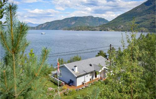 3 Bedroom Beach Front Home In Jondal