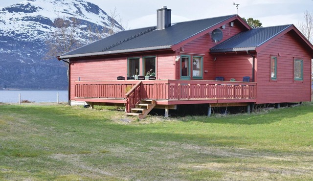 3 bedroom beach front home in Hol I Tjeldsund