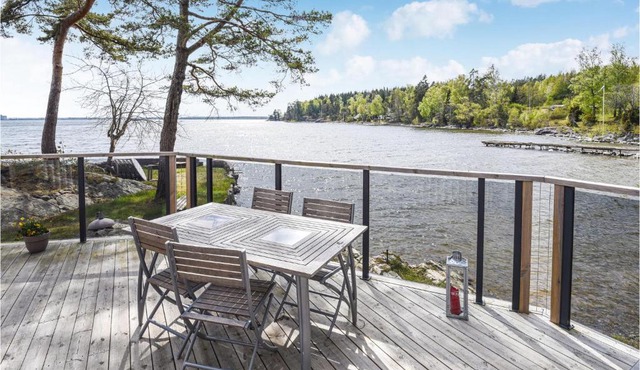 3 Bedroom Beautiful Home In Lidköping