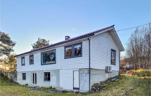 3 Bedroom Lovely Home In Hatlestrand