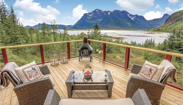 3 Bedroom Luxurious Home In Leknes