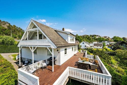 3 Min Walk to Beach - Coastal Retreat - Large Terrace - 3 Bedroom